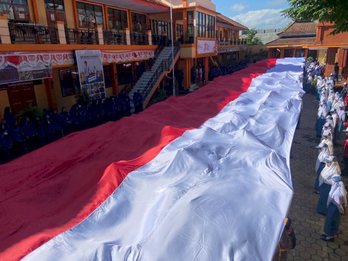 Bangga! Siswa di Ponorogo 'Jatuh Bangun' Jahit dan Bentangkan Bendera Raksasa 77 Meter