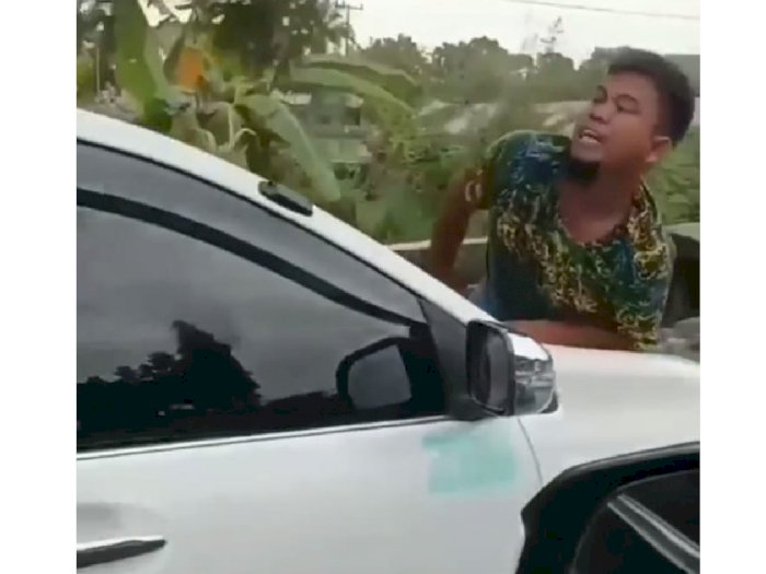 Viral Preman Nekat Naik ke Atas Kap Mobil Anggota TNI, Berakhir ke Markas