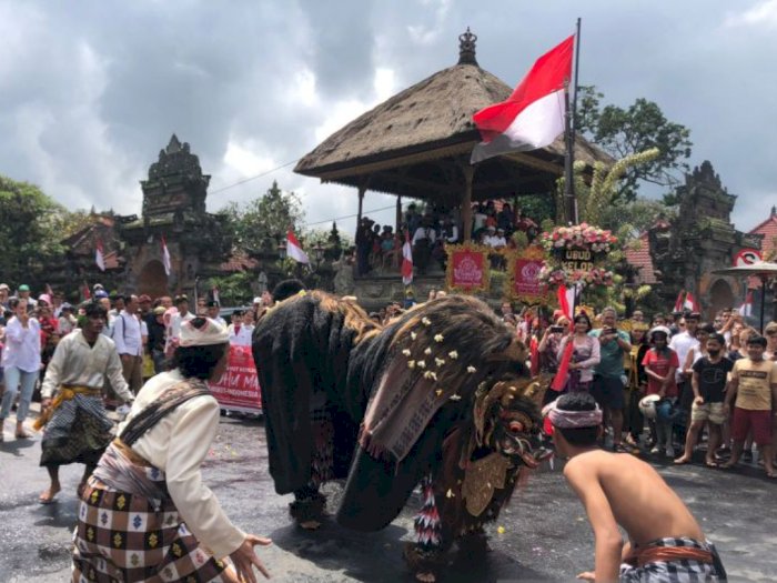 Meriahnya Parade Seni HUT Indonesia di Ubud Bali yang Diikuti Ratusan Warga