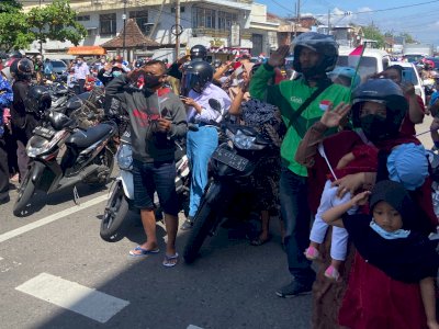 Tangis Haru Warga Ponorogo saat Ikut Upacara Detik-detik Proklamasi di Jalan Raya