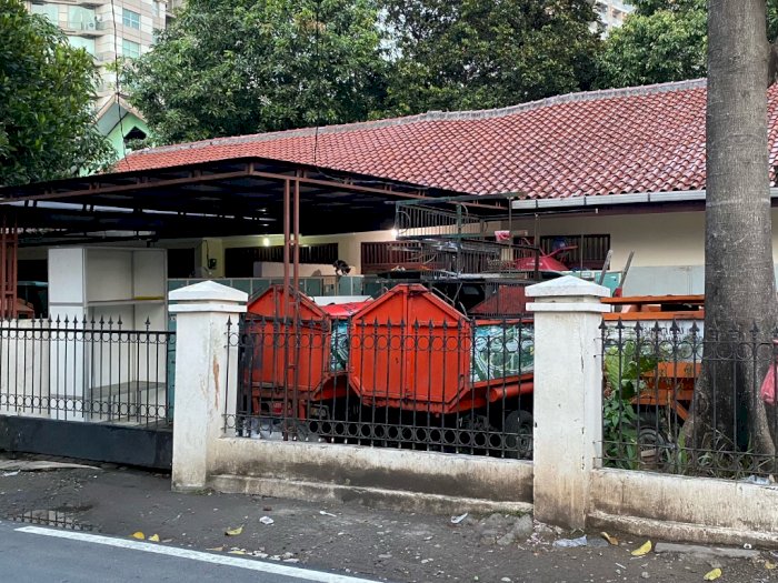 Heboh! Rumah Dinas Lurah Jakarta Malah Jadi Gudang dan Tempat Parkir Gerobak Sampah