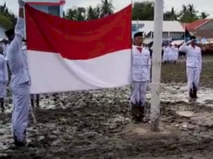 VIRAL! Paskibra di Bone Berhasil Kibarkan Bendera Merah Putih Meski Lapangan Berlumpur 