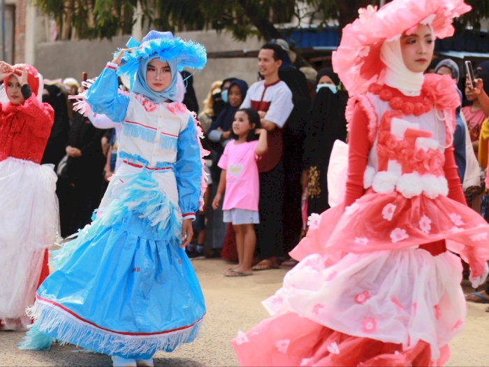 Gokil! Masih SMP Jago Bikin Gaun dari Plastik, Karyanya Dipamerin dalam Event Ini