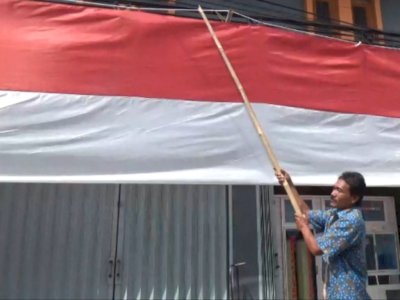 Cerita Kuli Bangunan di Cianjur Menabung 15 Tahun demi Bendera Raksasa, Keren!