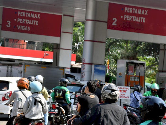 Harga BBM Siap Naik, Luhut Sebut Jokowi Tidak Bisa Pertahankan Harga Solar dan Pertalite