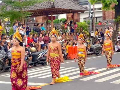 Sering Dikira Parade Biasa, Ini Makna Tradisi Mepeed Bali yang Cuma Ada di Sukawati