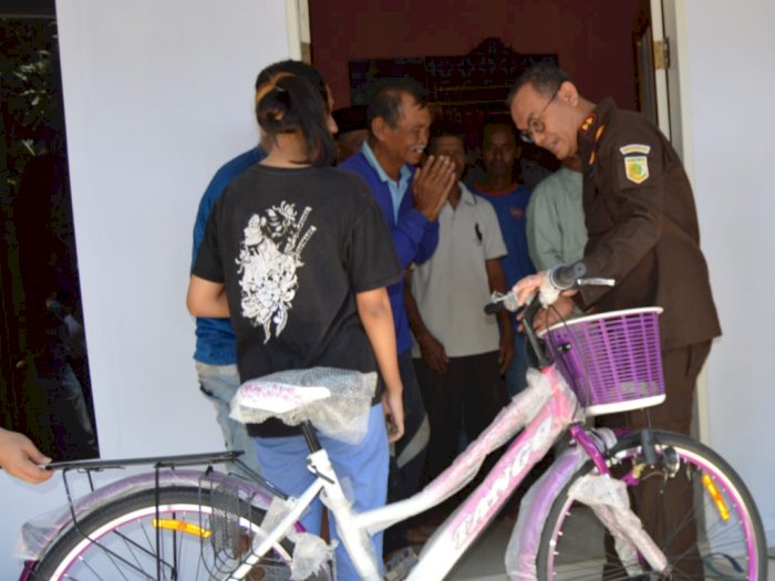 Bukan Prank! Pencuri Sepeda Polisi Malah Mendapatkan Hadiah Sepeda, Alasannya Mengharukan