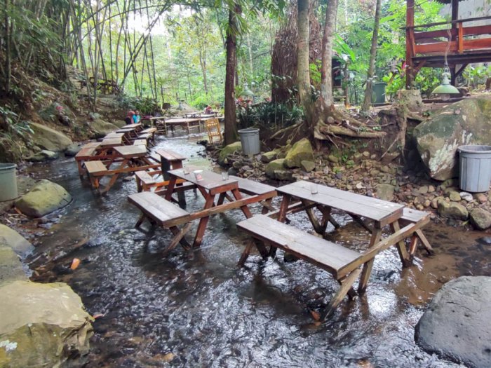 Di Jombang Bisa Kulineran Sambil Becek-becekan di Sungai, Gak Takut Kebawa Arus?