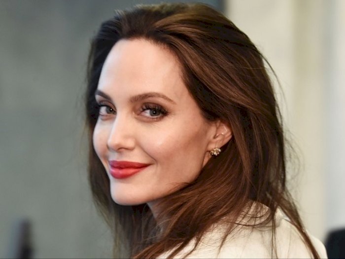 Kisruh Hak Asuh Anak dengan Brad Pitt, Bagaimana Transformasi Ikonik Angelina Jolie?