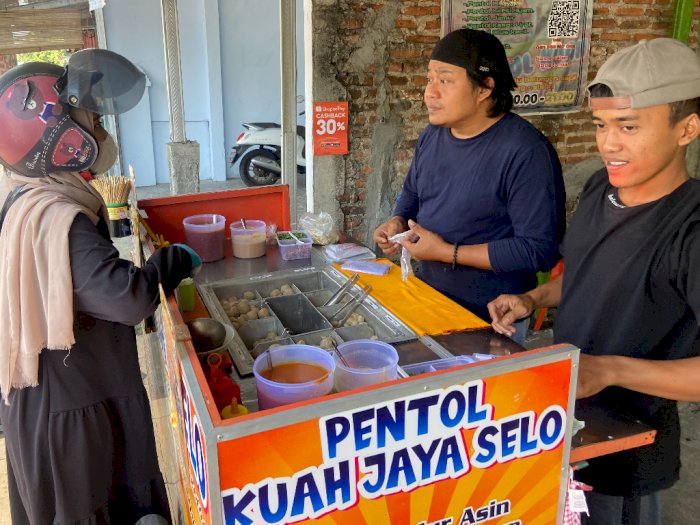 Gila! Jualan Pentol di Pinggir Jalan, Penghasilannya Nyaris Setara dengan Gaji Anggota DPR
