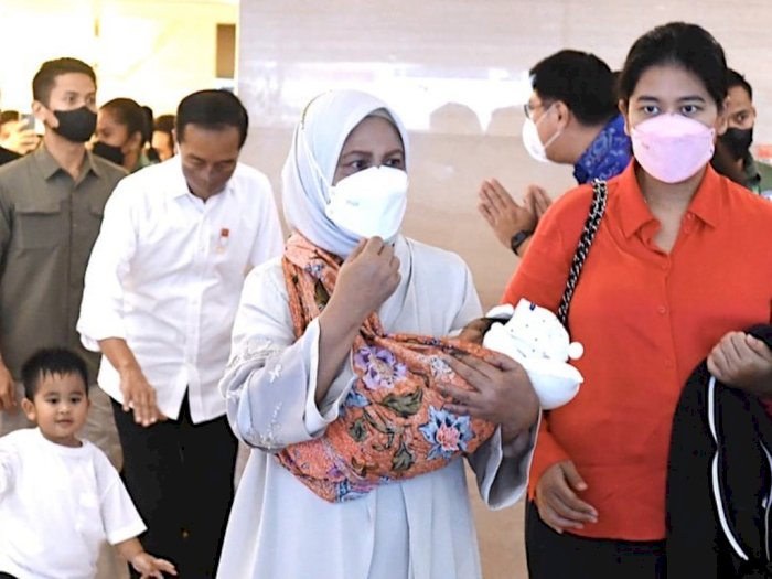 Kahiyang Ayu Pulang dari RS, Gaya Iriana Jokowi Gendong Bayi Jadi Sorotan: Humble Banget