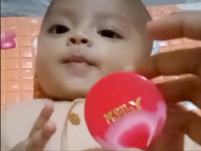 Viral Cuplikan Seorang Ibu Aplikasikan Krim Kelly ke Bayi, Netizen: Banyak Merkurinya!