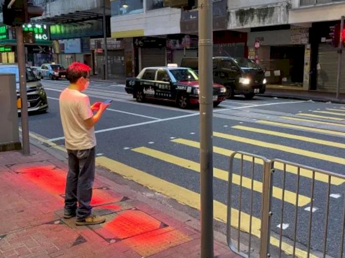 Hong Kong Punya Lampu Merah Khusus Orang Kecanduan HP, Fungsinya Meminimalisir Kecelakaan