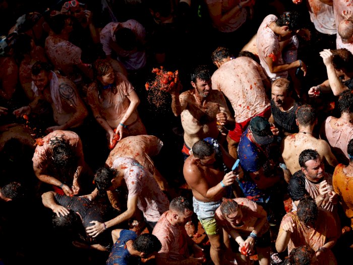 Suasana Festival 'La Tomatina', Perang Lempar Tomat di Spanyol yang Libatkan Ribuan Orang