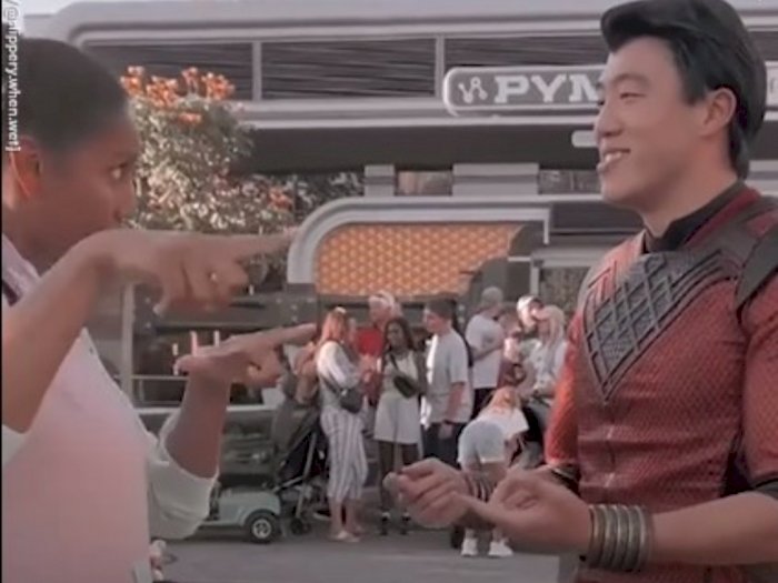 Momen Haru Cosplayer Shang-Chi di Disneyland Ngomong Pakai Bahasa Isyarat ke Pengunjung