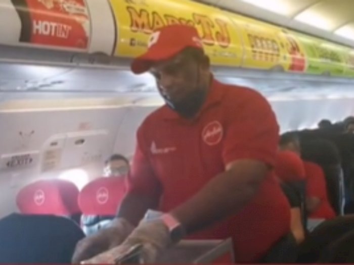 Bantu Pramugari, Bos AirAsia Tony Fernandes Santai Kutip Sampah Penumpang di Pesawat