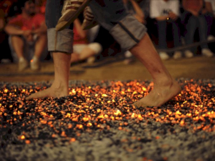 Untuk Menghapus Dosa, Orang India Bakal Berjalan di Atas Bara Api dalam Festival Thimithi