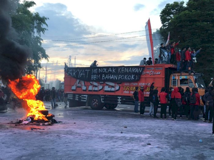 Makassar Mencekam! Demo Tolak Kenaikan Harga BBM Ricuh, Tiga Motor Hangus Terbakar