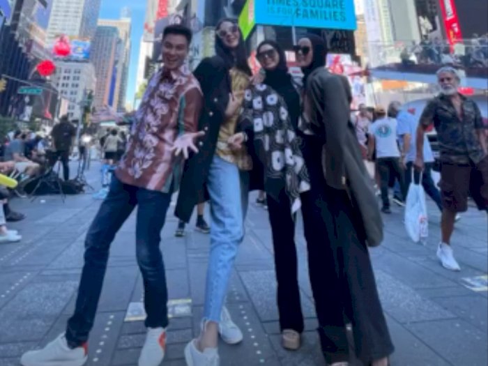 Kenalkan Budaya Indonesia, Baim Wong dan Paula Nongkrong Pakai Kain Sasirangan di New York