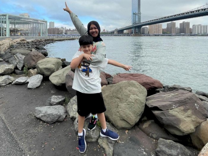 Netizen Iri Mbak Lala dan Rafathar Pose Gemas di Brooklyn AS: Baby Sitter Terhoki di Dunia