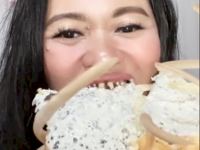 Heboh! Ibu Ini Viral Gegara Pamer Kuku Panjangnya Sambil Makan Roti, Netizen Auto Mual