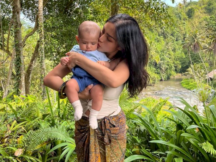 Jessica Iskandar Main ke Sungai Gendong Bayi: Body Makin Langsing Kak After Lahiran