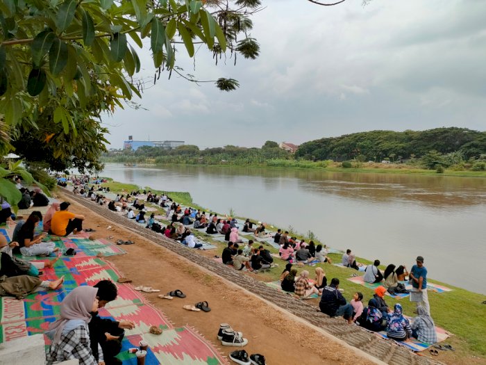 Bersih Banget! Pantesan Betah, Piknik di Pinggiran Sungai Brantas Serasa Lagi di Pantai