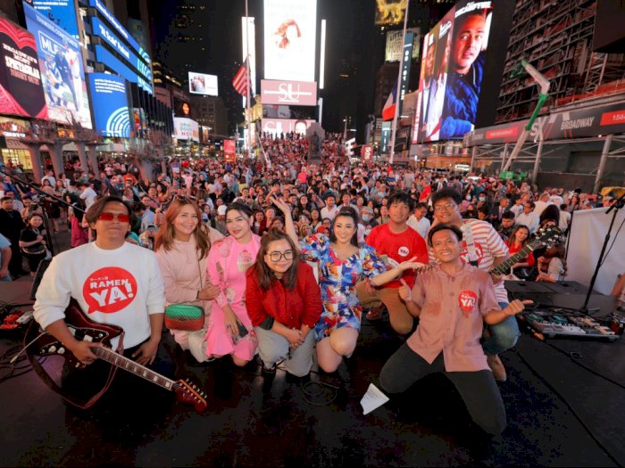 Aksi Biduan di Times Square Bukti Budaya Indonesia Mendunia Bersama Indopop Movement 2022