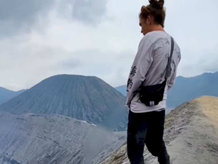 Dianggap Sakral, Memalukan! Aksi Turis Kencingi Gunung Bromo Hingga Dikecam Netizen