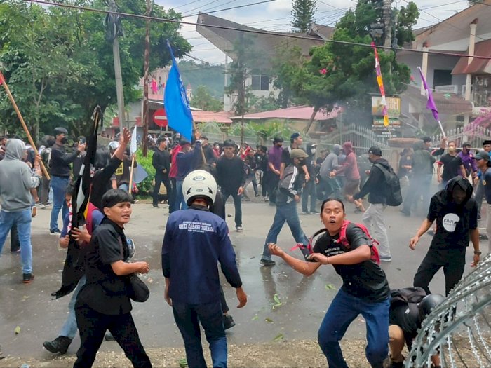 Ricuh Demo Sengketa Lahan di Torut! Massa yang Melempar Batu Dibalas Tembakan Gas Air Mata