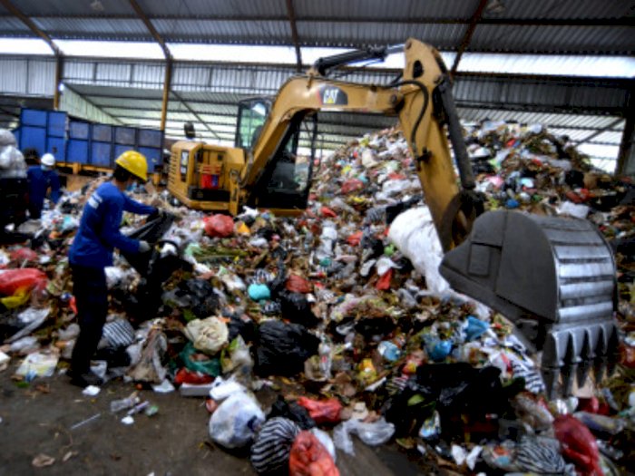 Buntut Demo di Patung Kuda, Dinas LH DKI Jakarta Bersihkan 2 Ton Sampah 