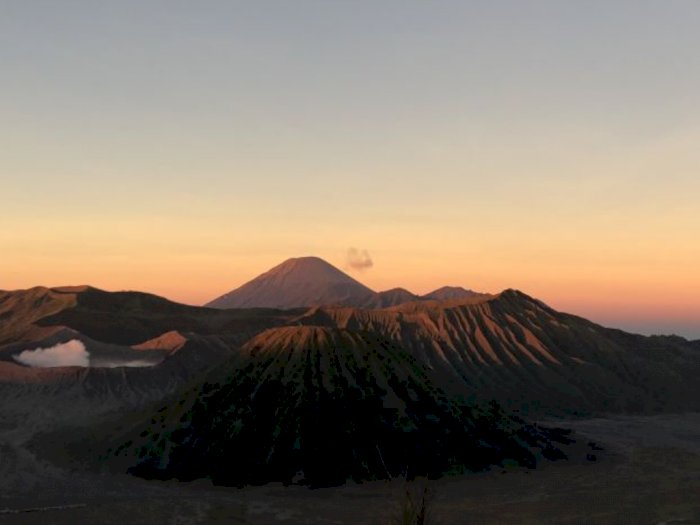 BB TNBTS Sesalkan Bule Buang Air Kecil di Lereng Gunung Bromo: Tidak Etis