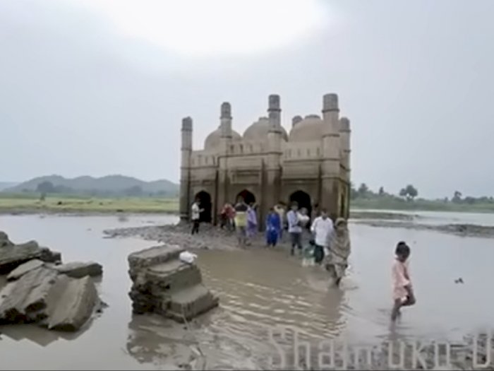 MasyaAllah, 30 Tahun Tenggelam Masjid di India Ini Muncul Kembali, Begini Kondisinya