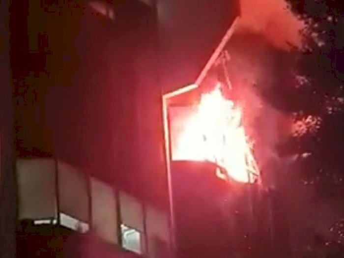 Gedung Kemendes PDTT Terbakar! 50 Personel Gulkarmat Jaksel Diterjunkan