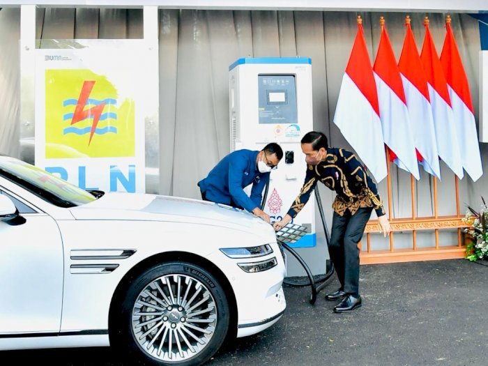 Jokowi Perintahkan Luhut Ganti Mobil Dinas Jadi Kendaraan Listrik