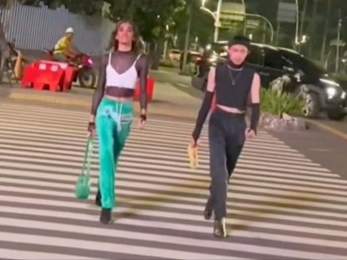 Wow! Dua Pemuda Ini Pakai Crop Top Catwalk di Zebra Cross Sarinah: Berasa di Luar Negeri