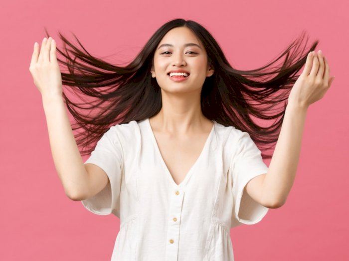 5 Cara Meluruskan Rambut Paling Mudah, Bisa Pakai Susu Loh!