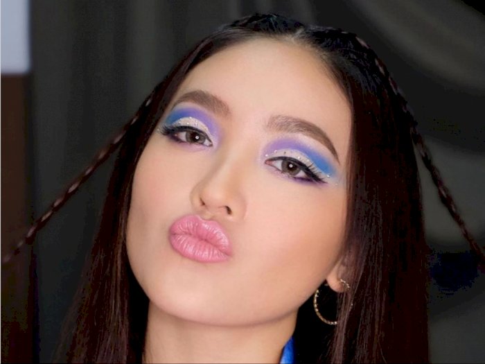 Dua Inspirasi Eyeshadow Colorful ala Natasha Wilona Mirip Barbie, Cocok Buat ke Pesta!