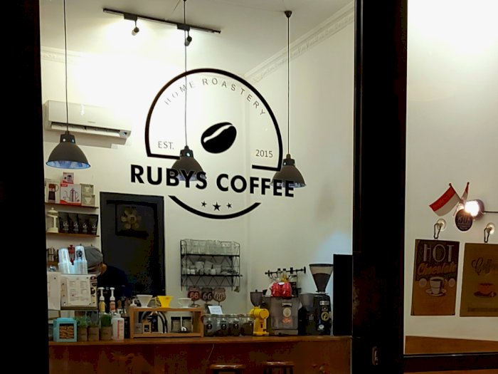 Kisah Pemilik Kafe Teramai di Pamekasan, Awalnya Cuma Jualan Kopi Keliling di Jalanan 
