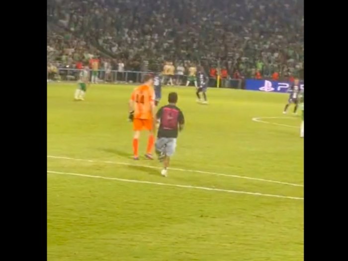 Kocak, Steward Sambit Sepatu ke Penonton yang Masuk Lapangan Cuma Buat Peluk Lionel Messi