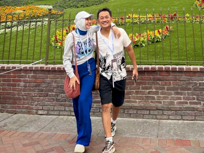 Zaskia Adya Mecca dan Hanung Berduaan ke Disneyland: Gak Ada yang Ngerengek Minta Beli