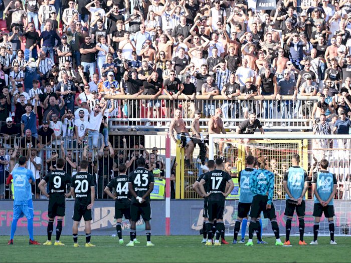 Bikin Malu Dikalahkan Tim Promosi, Pemain Juventus Datangi Tribun Minta Maaf ke Fans