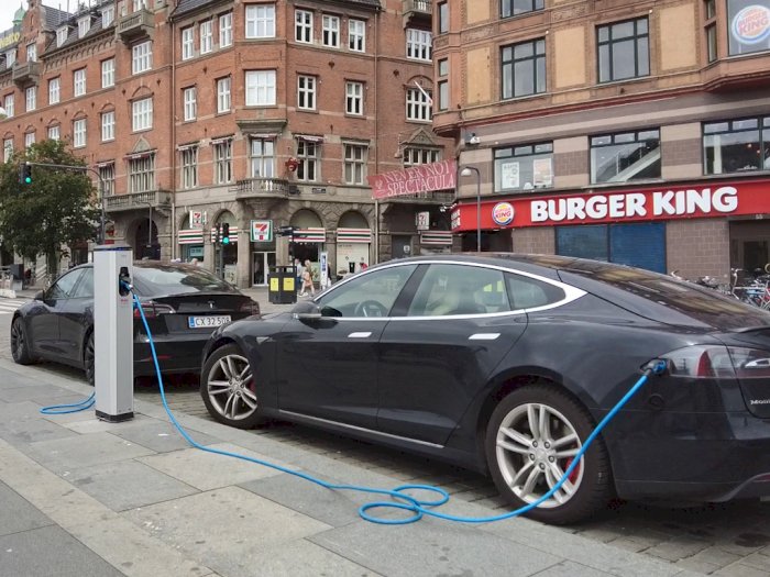 Tiang Charger Tersebar di Jalan Raya, Warga Denmark Malah Ogah Beli Mobil Listrik, Kenapa?