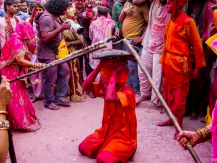 Dhinga Gavar, Festival Aneh Pria India yang Rela Dipukuli pakai Tongkat Supaya Dapat Jodoh