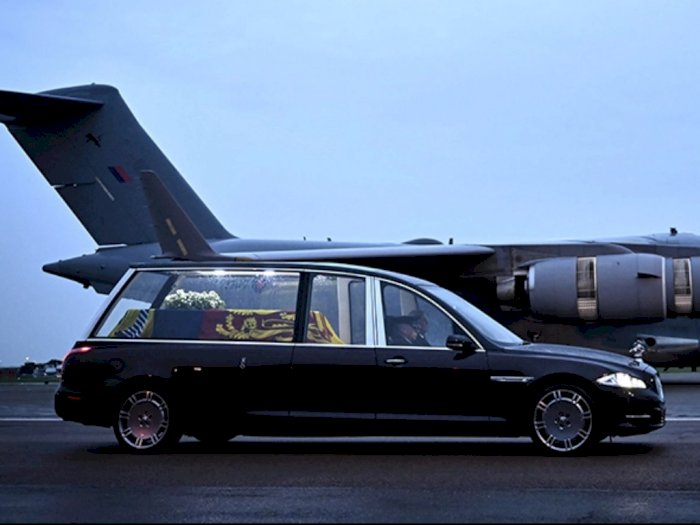 Jenazah Ratu Elizabeth II Dibawa Menggunakan Mobil Jaguar XJ 2010 yang Sudah Dimodifikasi