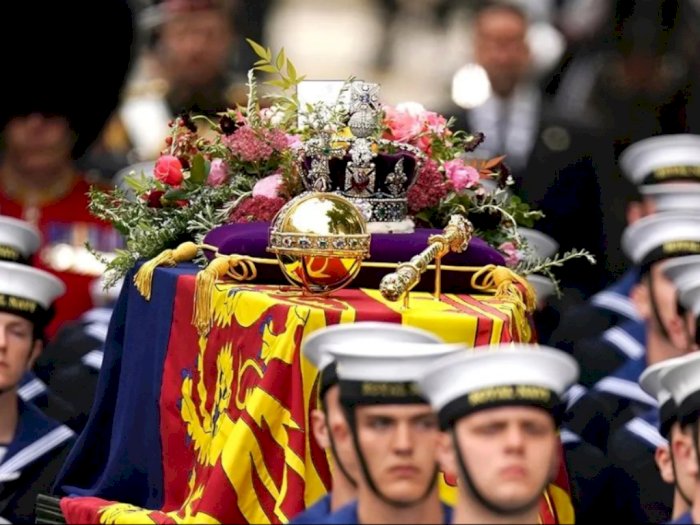 Dihiasi Ribuan Berlian, Ternyata Segini Berat Mahkota Ratu Elizabeth II