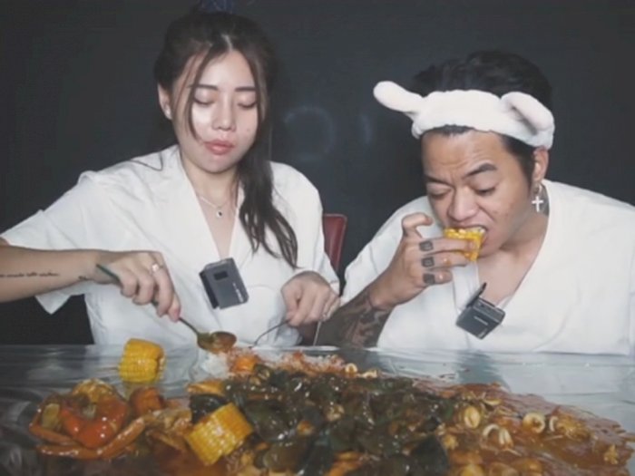 Kembali Viral, Momen Reza Arap Mukbang Seafood Bareng Istri: Ngakak Gak Pande Makan Jagung