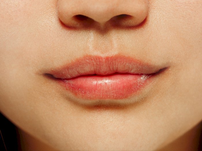 5 Kebiasaan yang Membuat Bibir Makin Kering Kerontang: Hati - hati Pilih Lip Balm!