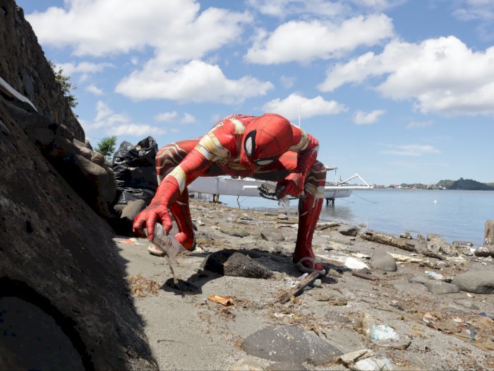 Gokil! Spiderman Parepare Temukan Banyak Benda Ini Saat Beraksi di Pesisir Pantai Cempae