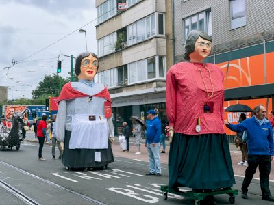 Unik! Rombongan Boneka Raksasa Berkeliaran di Jalanan Belgia, Ribuan Warga Lakukan Hal Ini